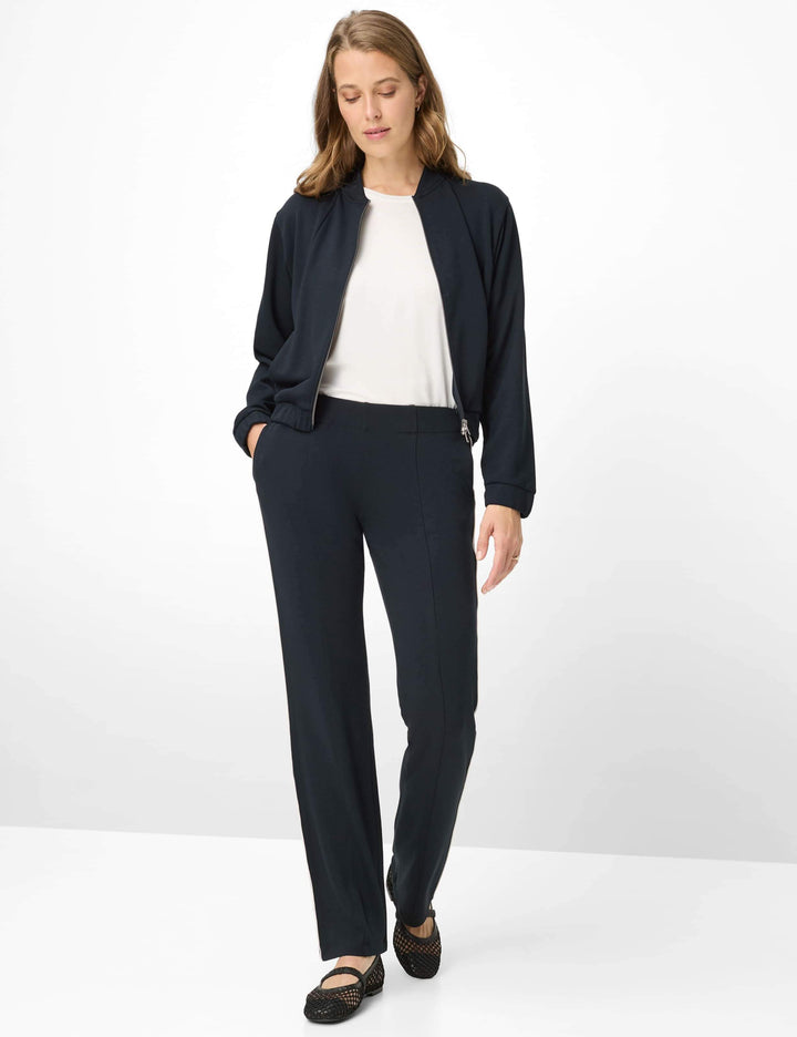 Veste bomber zipée BECKY L pour un style moderne et minimaliste en tenue décontractée. Parfait pour une superposition facile.