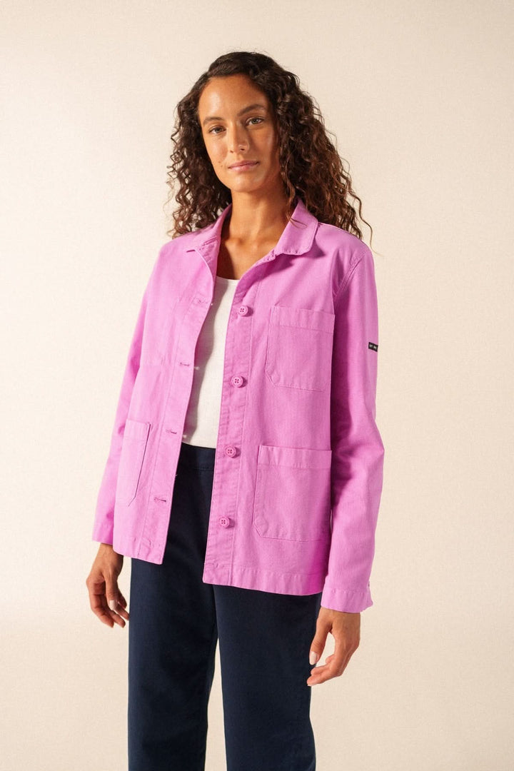 Veste boutonnée ALIZE rose avec poches plaquées et coupe droite, inspirée du style workwear en coton élastique.
