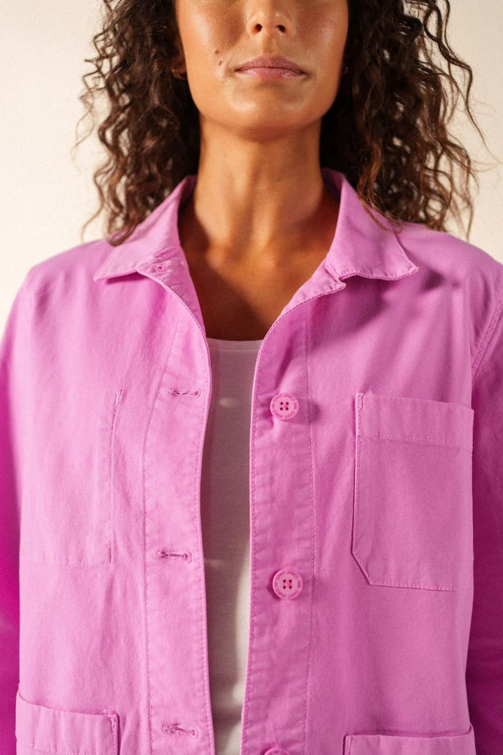 Veste boutonnée ALIZE rose avec poches plaquées, coupe droite et col boutonné, inspirée du style workwear, confortable et stylée.