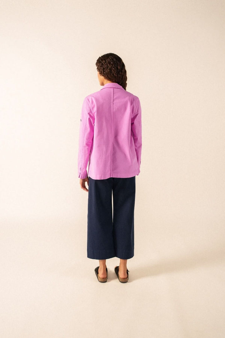 Vue arrière de la Veste boutonnée ALIZE rose, manches longues, style workwear avec poches plaquées, en toile coton élasthanne.