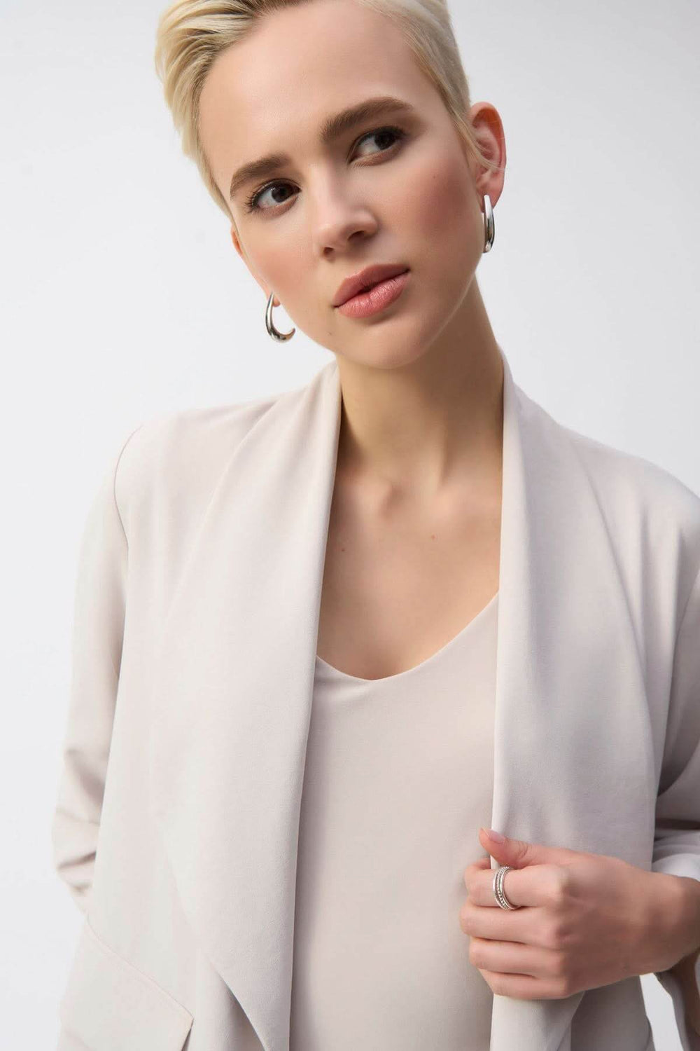 Modèle portant une veste col châle en crêpe souple, élégante et pratique pour un look décontracté.