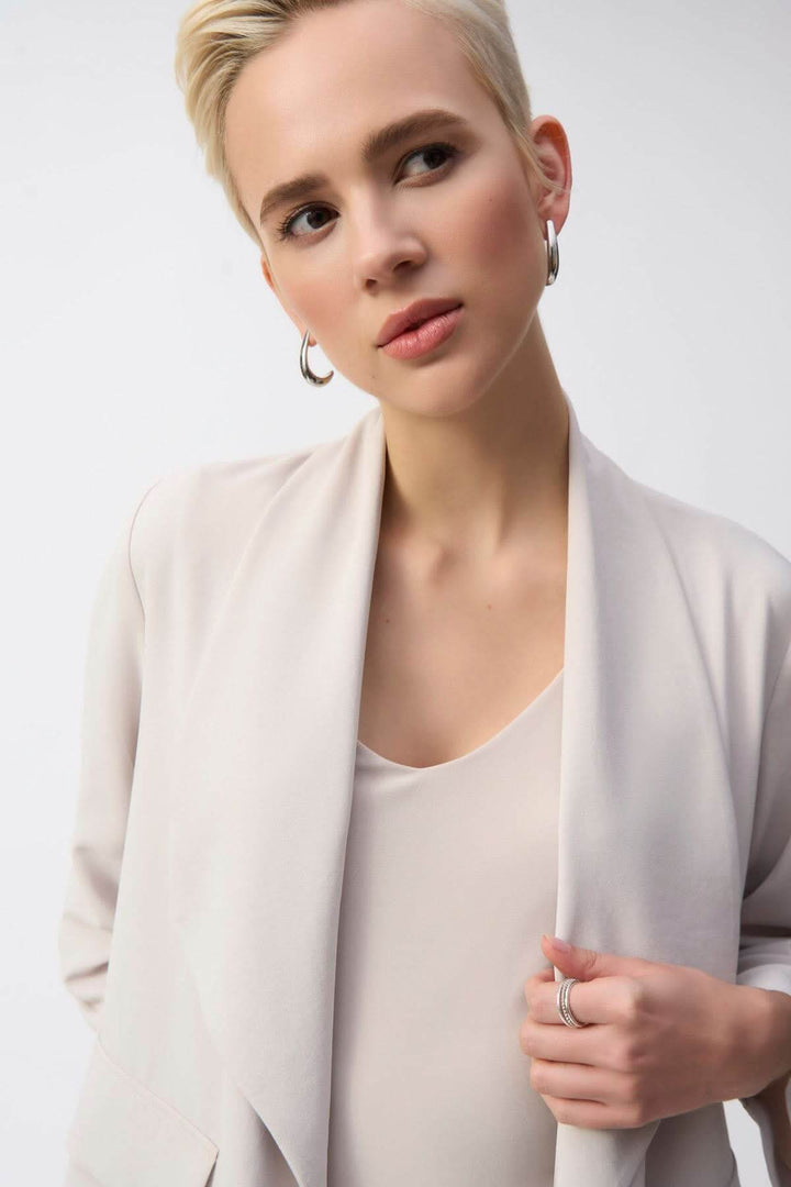 Modèle portant une veste col châle en crêpe souple, élégante et pratique pour un look décontracté.