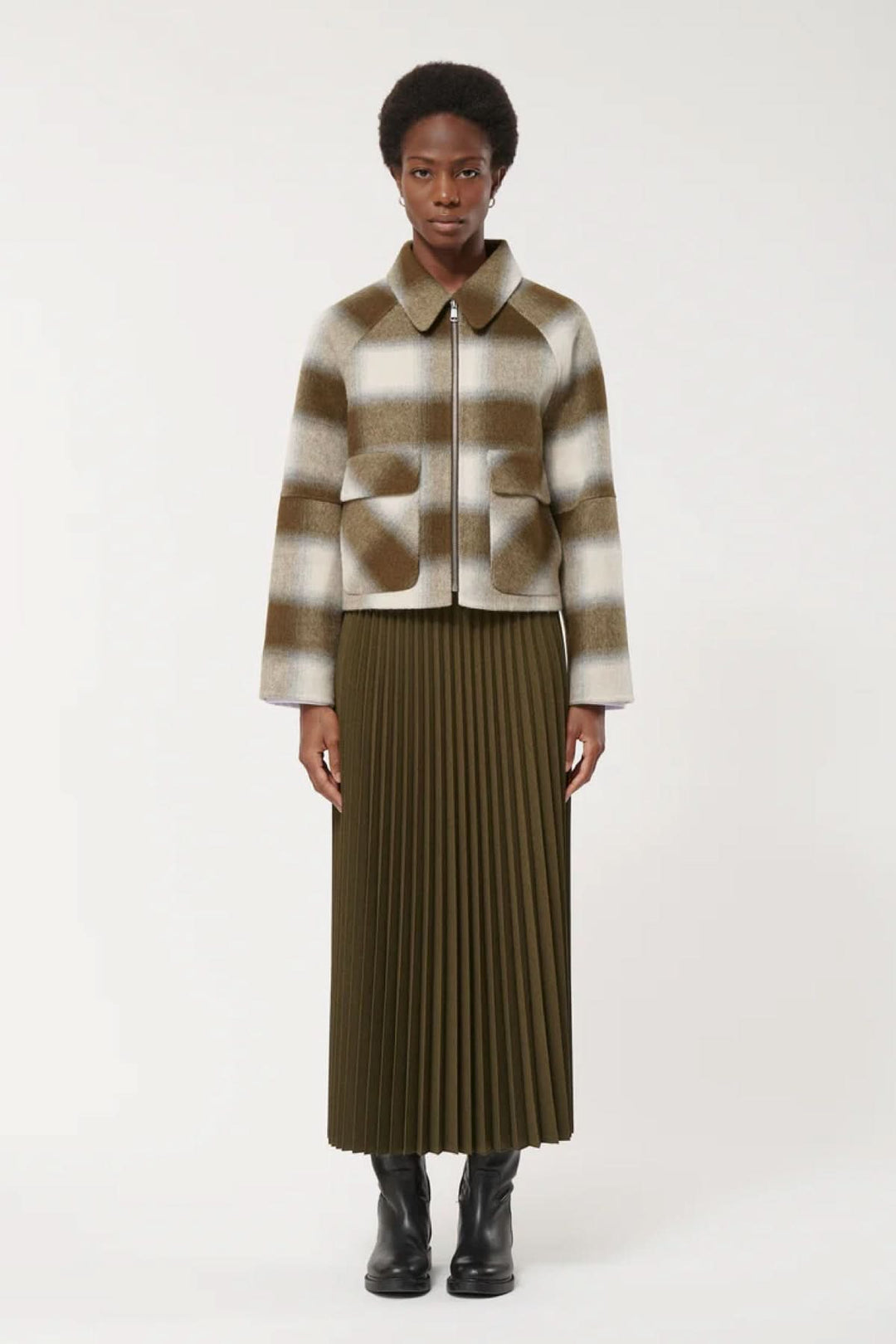 Veste courte à carreaux moderne avec fermeture éclair, grandes poches et col classique, parfaite pour l&