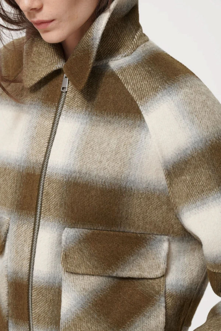 Veste courte à carreaux avec zip frontal, poches à rabat, et col classique, idéale pour superpositions automnales.
