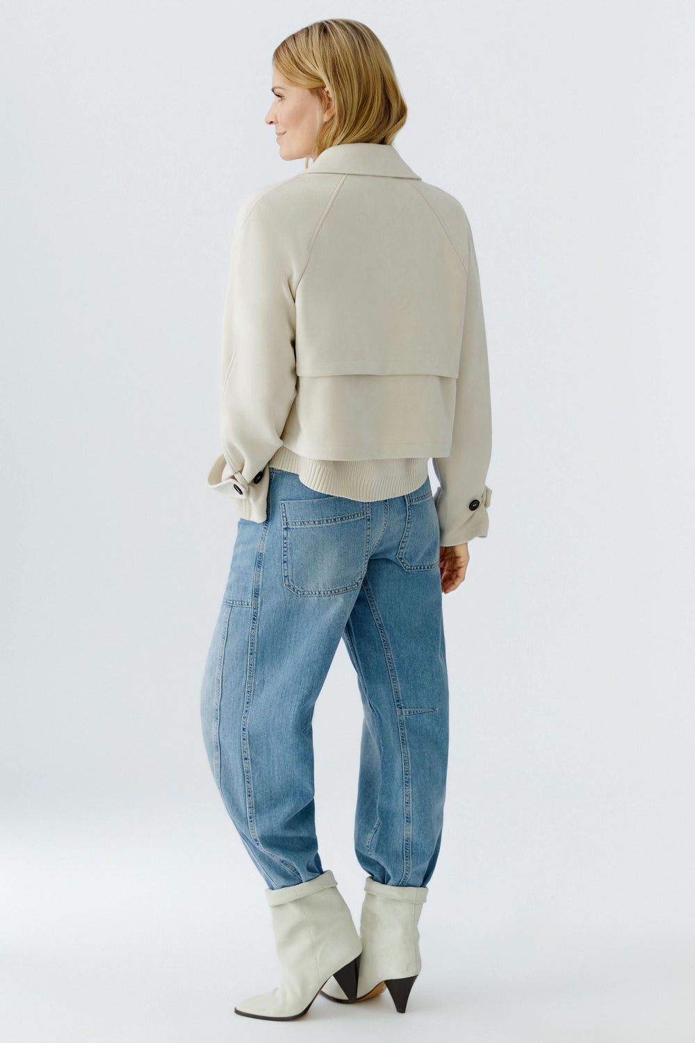 Veste courte croisée à col tailleur style élégant, vue de dos sur mannequin avec jeans et bottines.