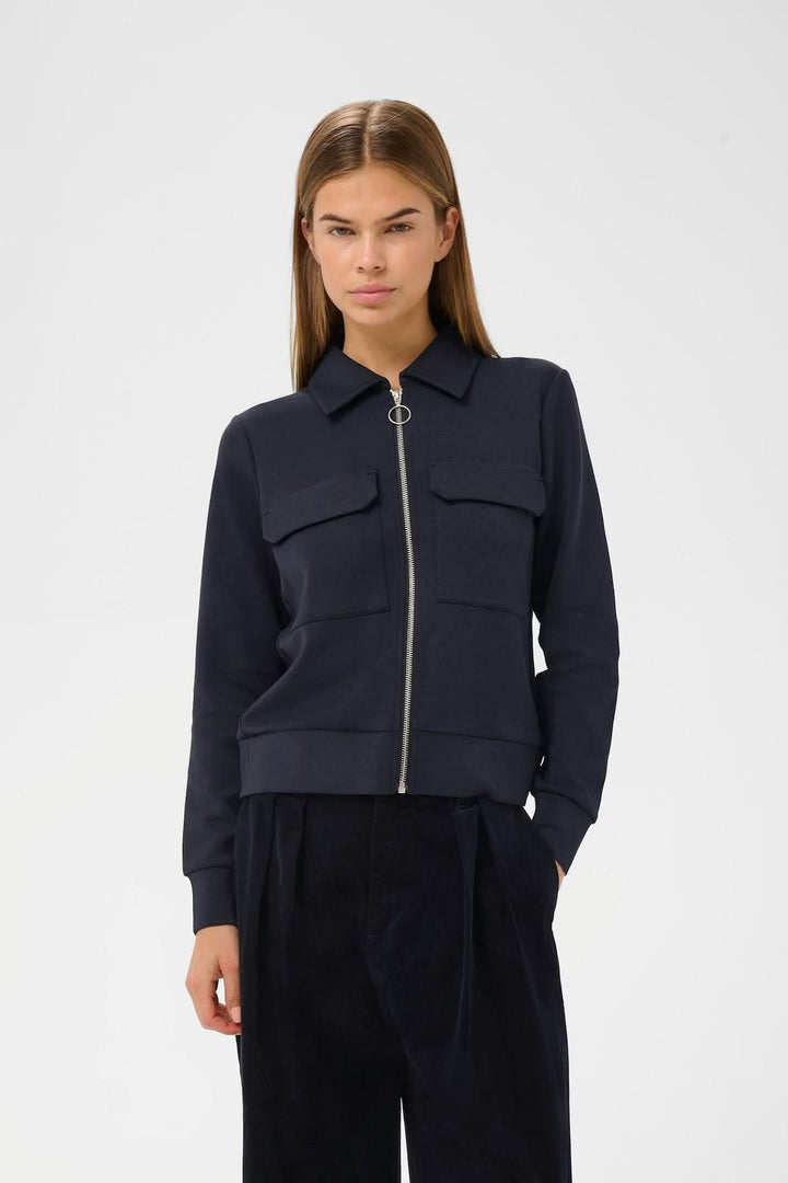 Veste courte zippée Beca avec coupe droite et fermeture éclair, silhouette moderne et structurée pour look décontracté ou soigné.