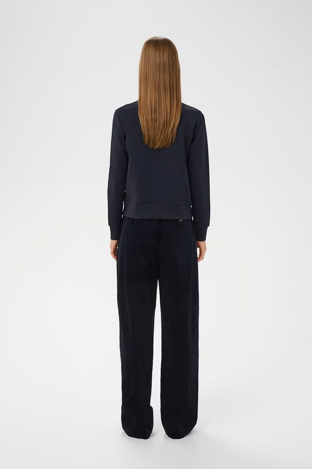 Veste courte zippée Beca vue de dos, mettant en valeur le style moderne et structuré, parfaite pour un look décontracté ou soigné.