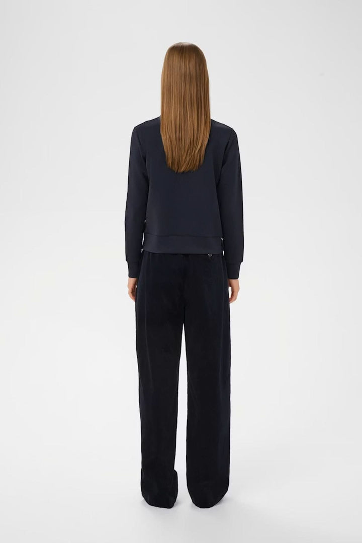 Veste courte zippée Beca vue de dos, mettant en valeur le style moderne et structuré, parfaite pour un look décontracté ou soigné.