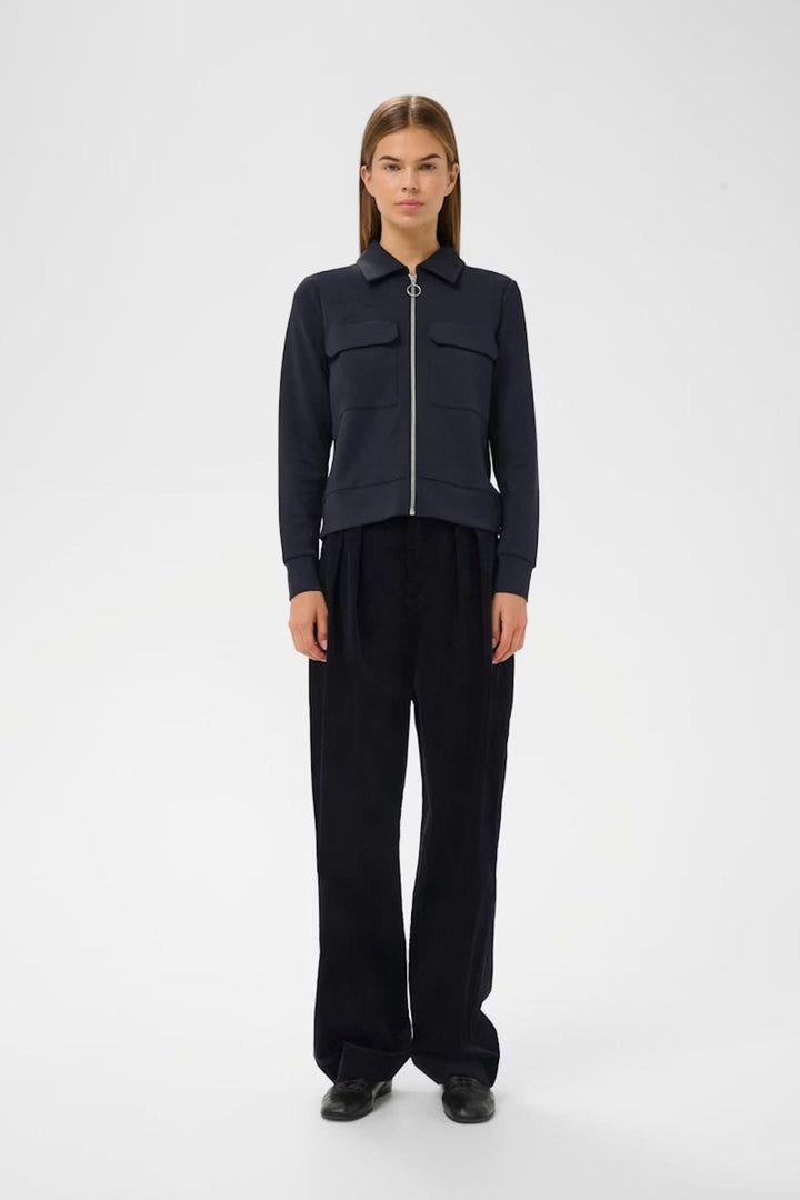 Veste courte zippée Beca, silhouette structurée et moderne devant un fond blanc