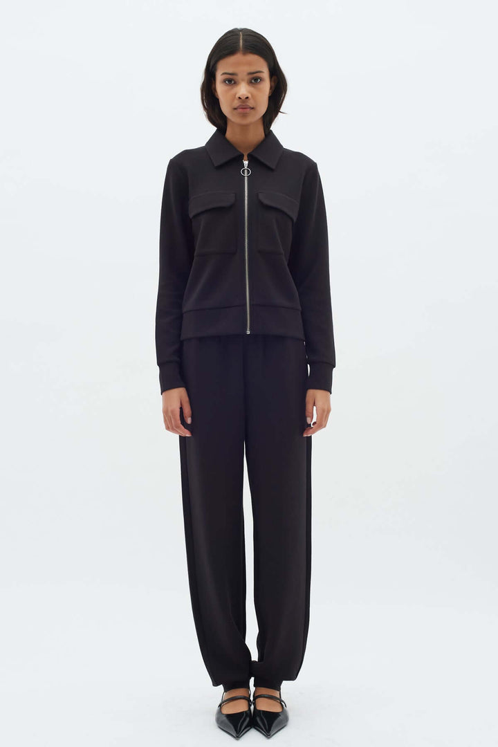 Veste courte zippée Beca noire avec fermeture éclair et coupe structurée, idéale pour un look moderne et confortable.