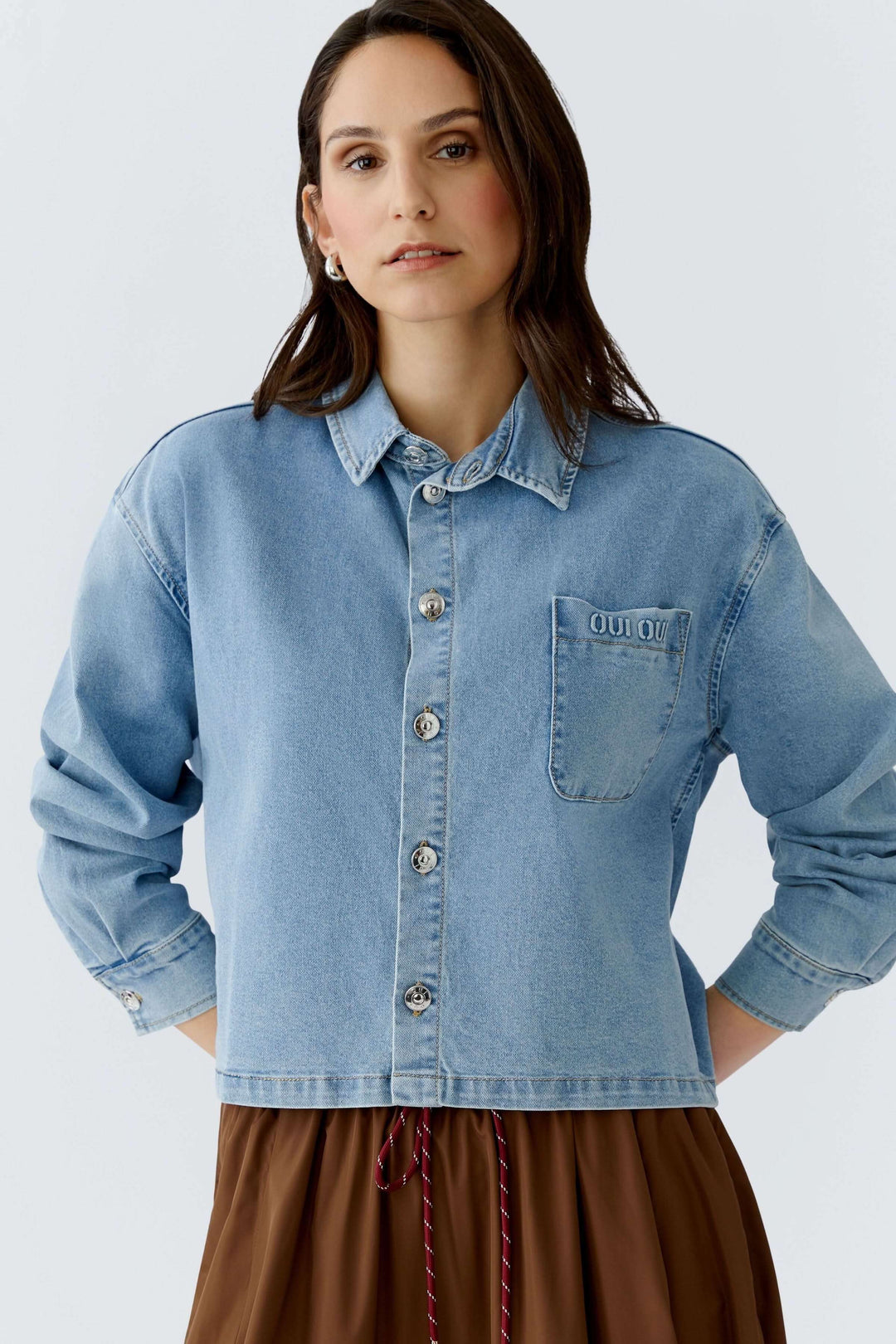 Veste en denim à coupe droite légèrement ample, parfaite pour une tenue décontractée avec détails de boutons classiques.