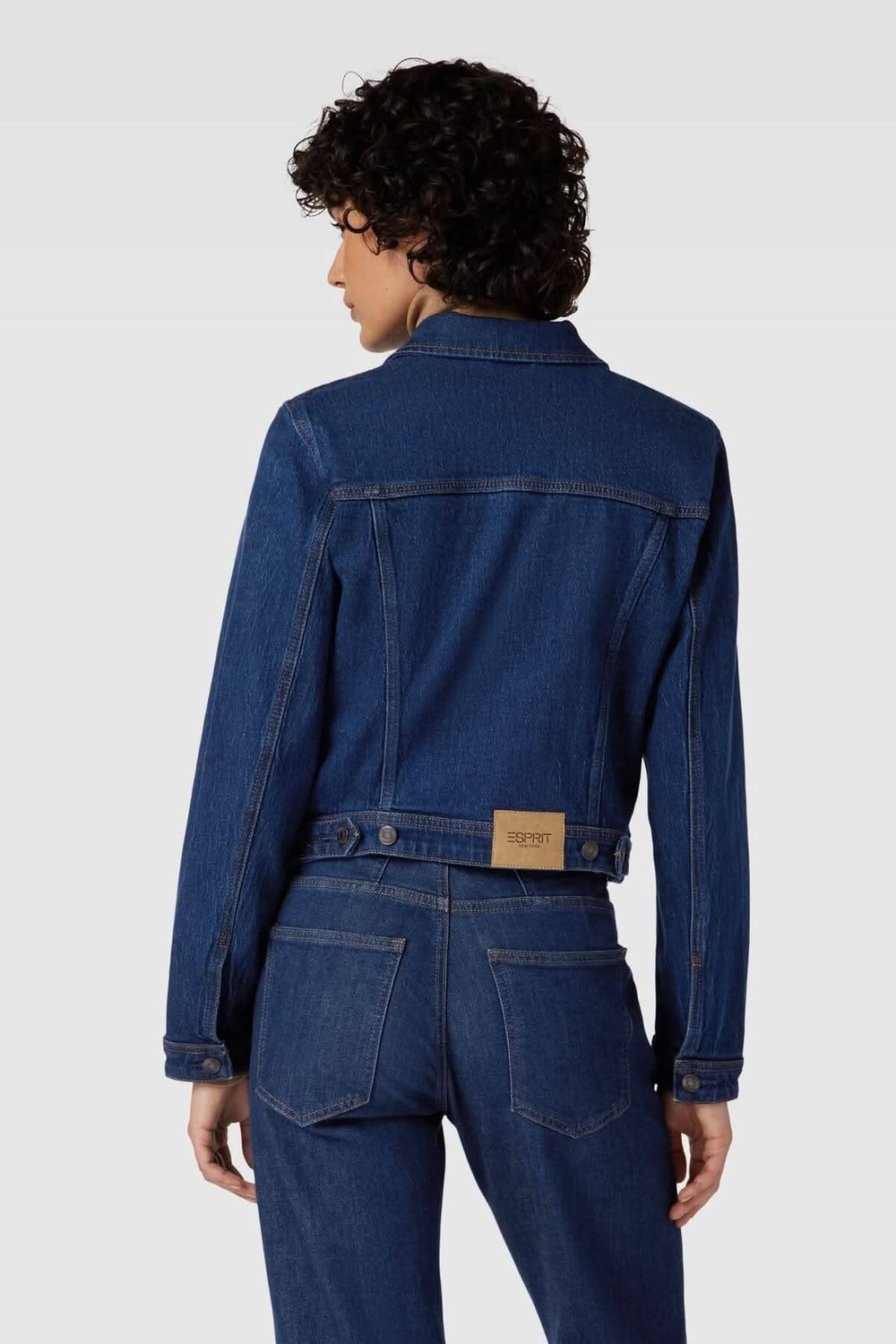 Veste en jean bleu avec manches longues, vue arrière, idéale pour les temps frais.