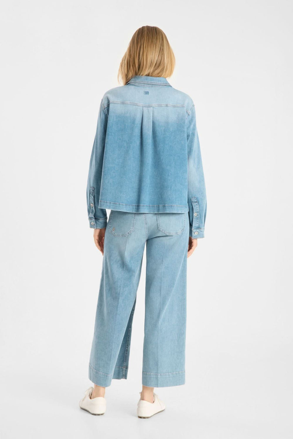 Veste en jean Lima à coupe droite vue de dos, denim souple, silhouette moderne et épurée, fermeture boutonnée et col chemise.