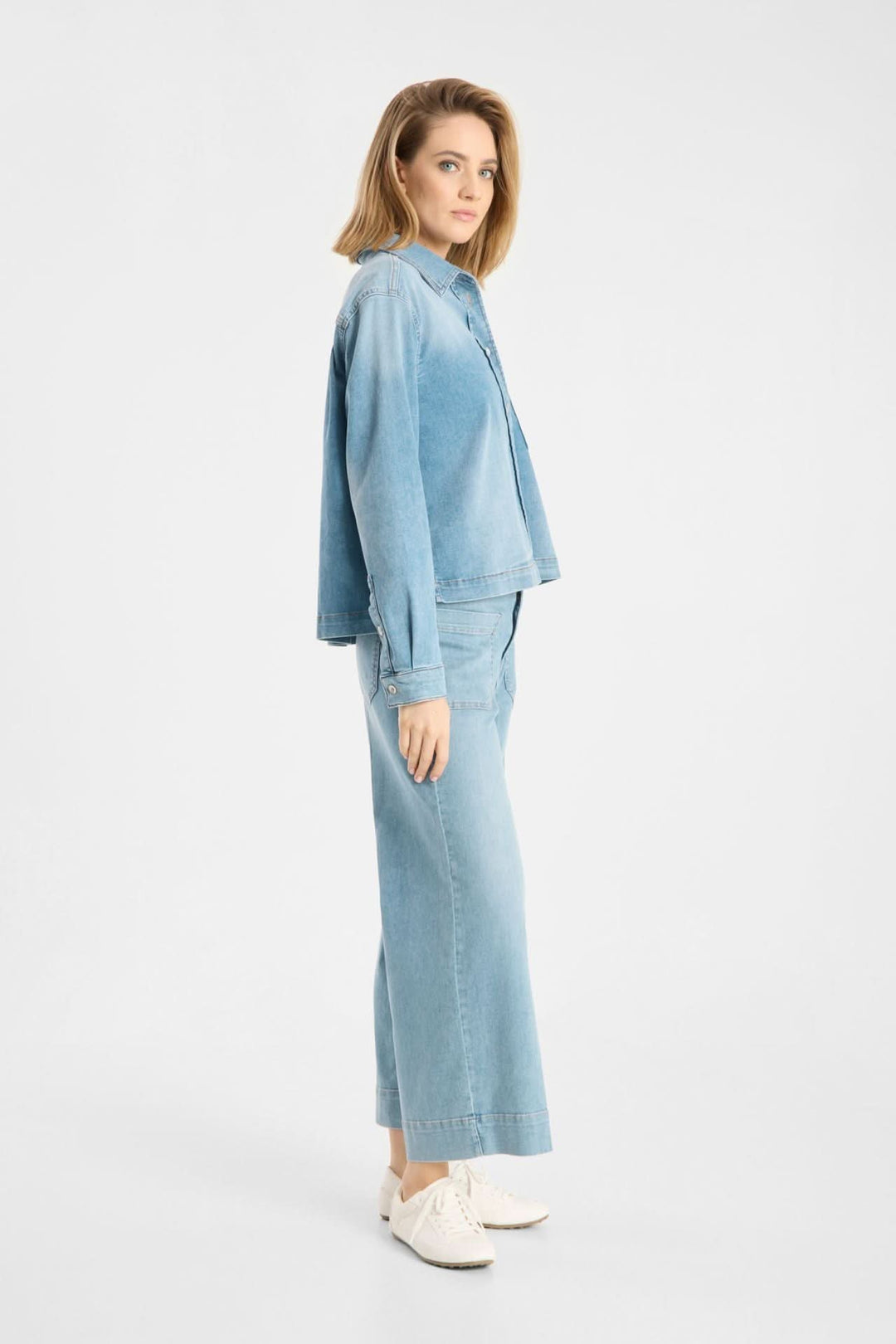 Veste en jean Lima à coupe droite, silhouette moderne, denim souple, modèle féminin en jean, style décontracté et élégant.