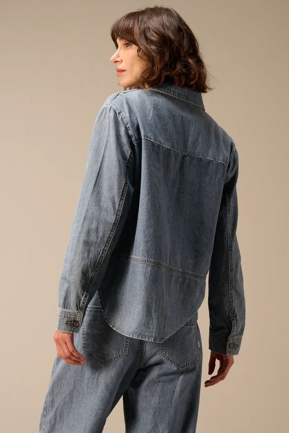 Veste en jean à manches longues, design moderne et décontracté, idéal pour un look quotidien, vue arrière du modèle.
