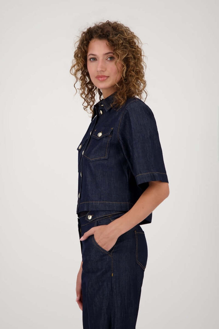Veste en jeans courte avec manches évasées mi-longues et fermeture boutonnée, style casual-chic pour un look denim tendance.