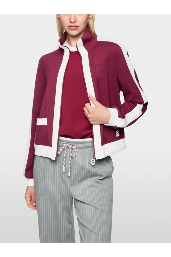 Veste en jersey ample avec poignets contrastés, col montant et poches latérales, design classique de Marc Cain Sports.
