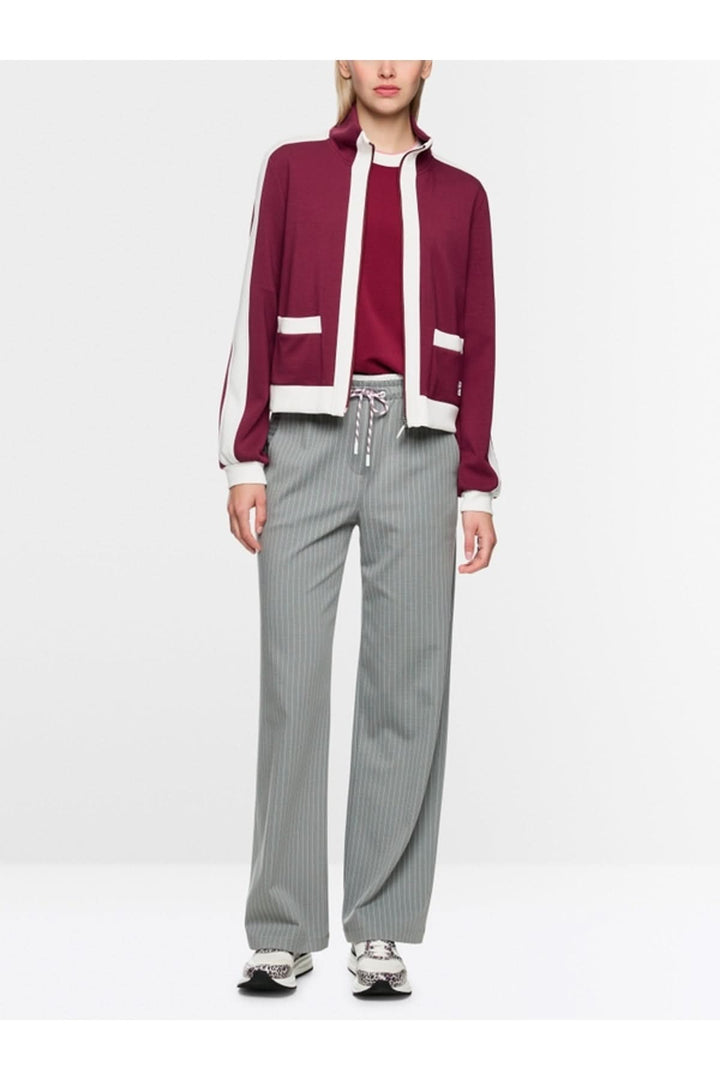 Veste en jersey ample avec col montant, détails de poches et poignets, design classique Marc Cain Sports avec fermeture éclair logo.