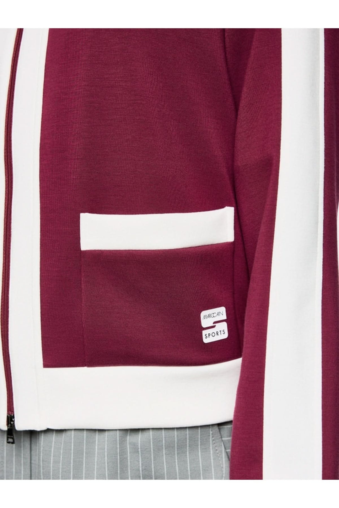 Veste en jersey ample bordeaux avec poignets et poches blanches, détails du logo Marc Cain Sports, fermeture éclair contrastée.