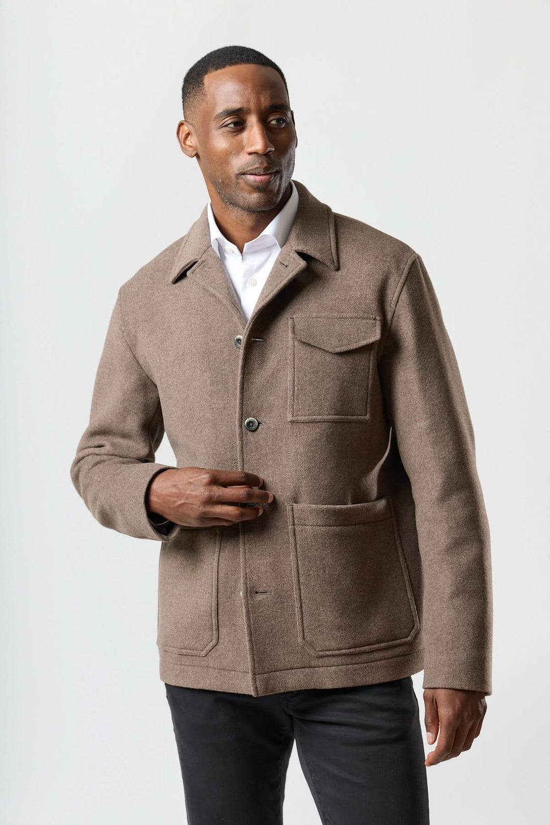 Homme portant une veste en laine à poches plaquées marron, style workwear avec chemise blanche, idéal pour look décontracté et structuré.