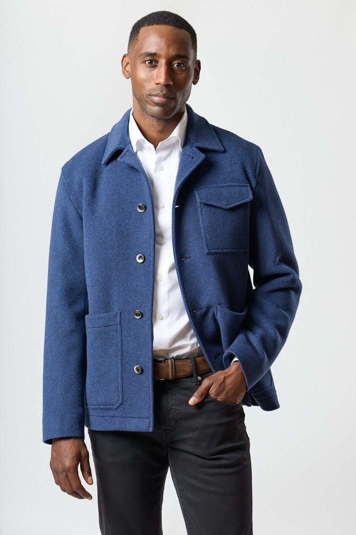 Homme portant une veste en laine à poches plaquées, coupe droite, poches plaquées, patte de poitrine workwear, style bureau à week-end.