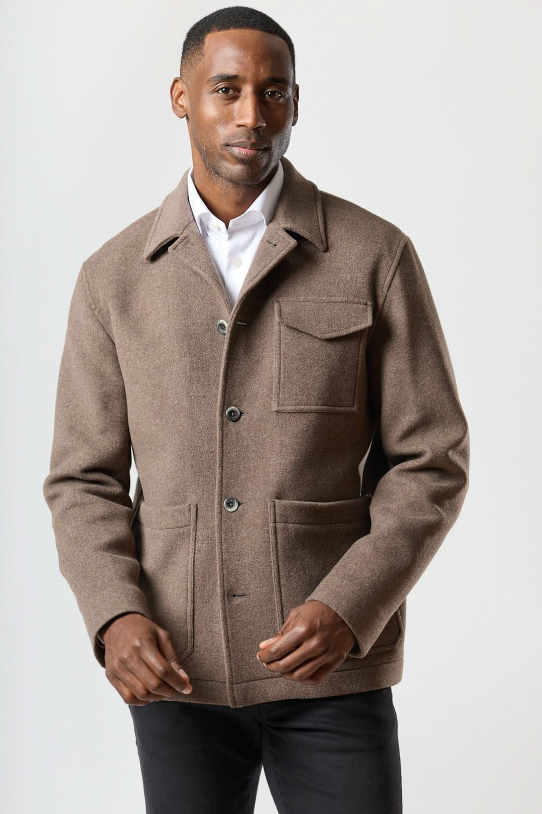 Homme portant une veste en laine à poches plaquées, coupe droite, couleur marron.