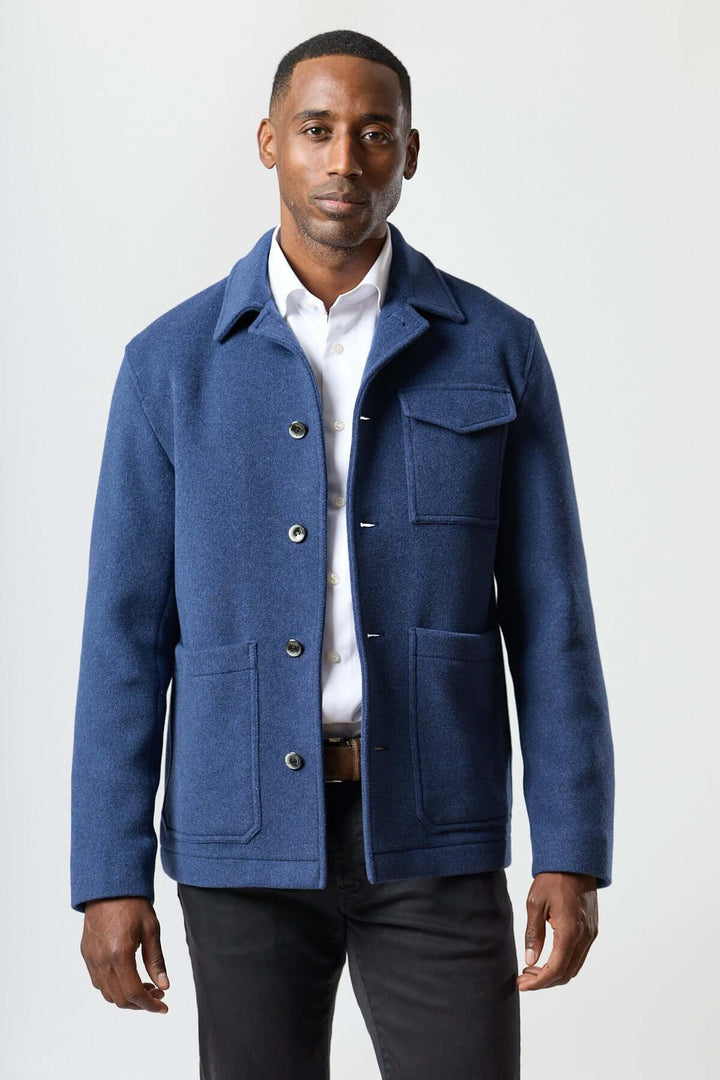 Veste en laine à poches plaquées bleue portée par un homme, style workwear élégant et structuré, idéale pour superpositions propres.