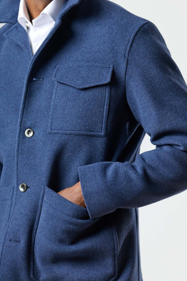 Veste en laine à poches plaquées de couleur bleue avec poches plaquées et patte de poitrine, idéale pour looks structurés.