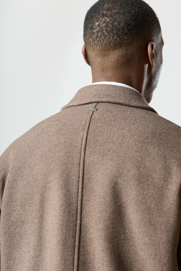 Dos de la veste en laine à poches plaquées avec texture douce et finition structurée.