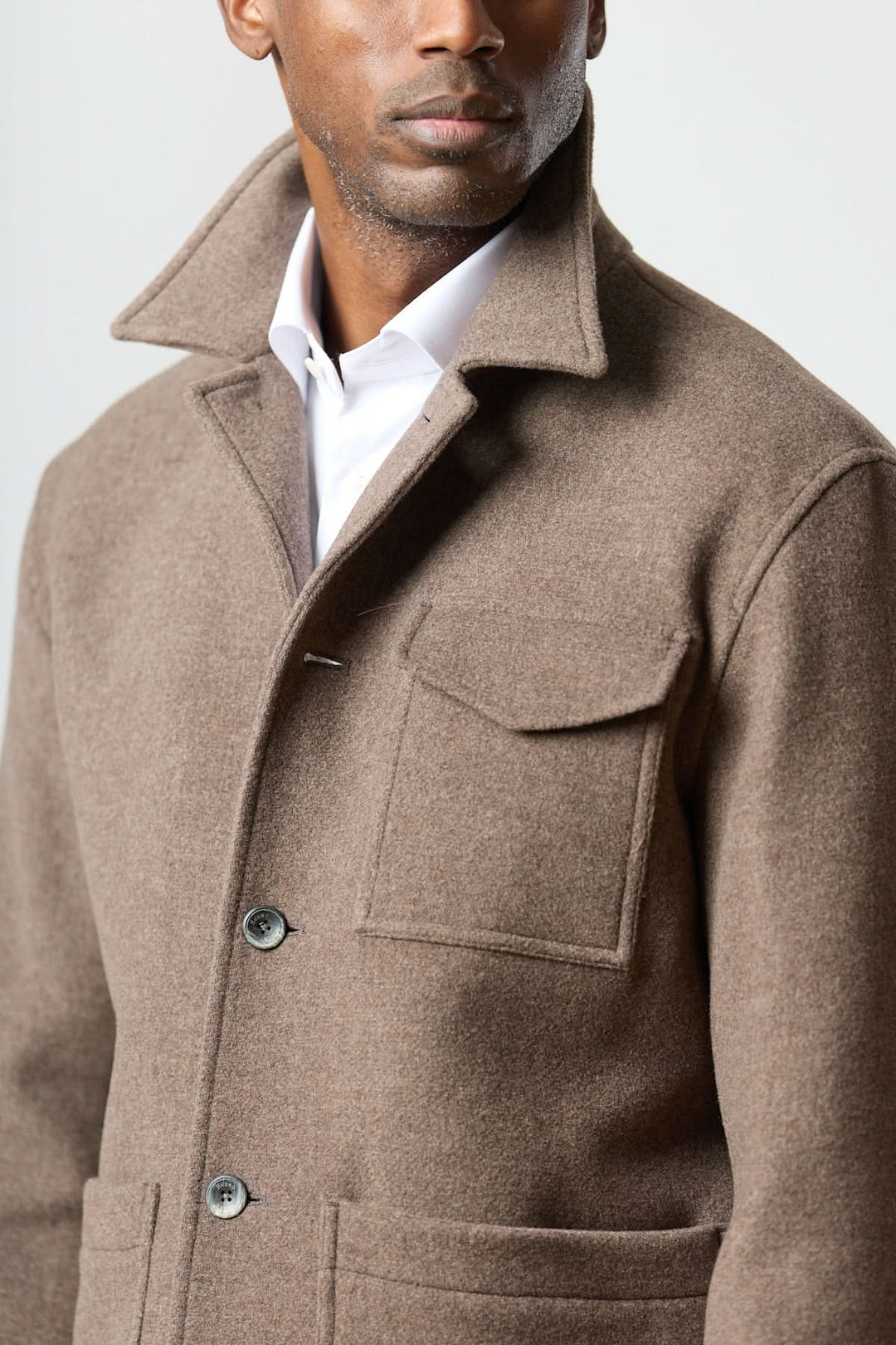 Homme portant une veste en laine à poches plaquées marron, style workwear, vue de près
