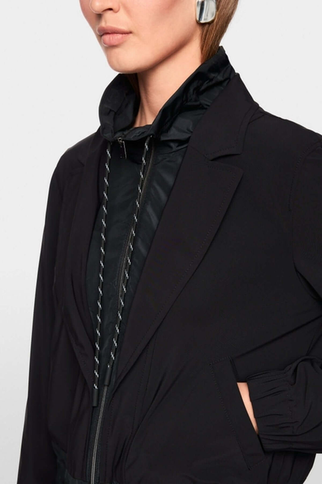 Veste légère avec col à revers style blazer et poignets élastiques, détails sportifs et élégants pour un look moderne.