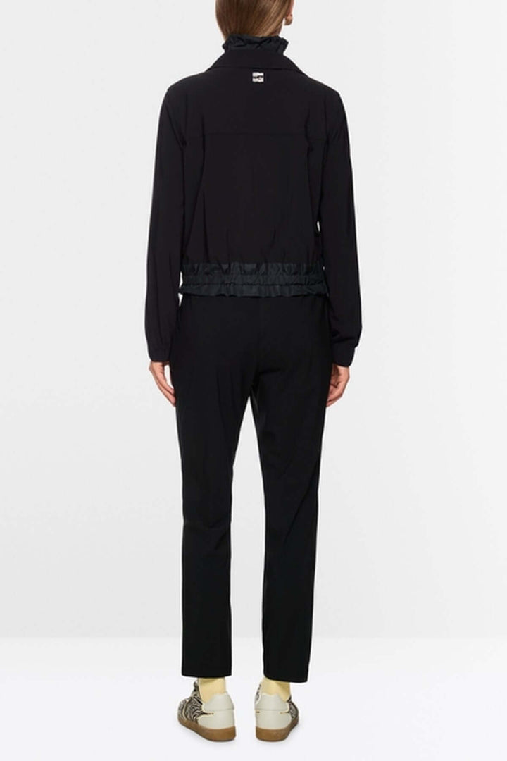 Vue arrière de la veste légère noire avec col à revers et poignets élastiques, style sportif et élégant.
