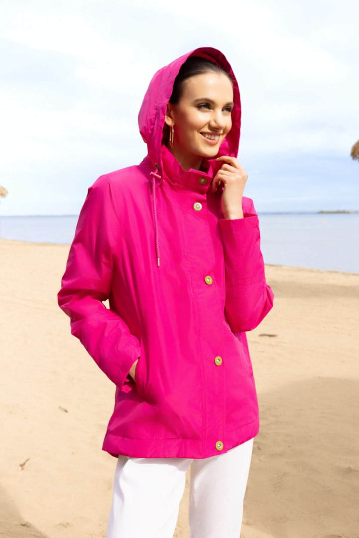 Veste légère à capuche rose sur une femme à la plage, idéale pour les journées changeantes et les escapades en plein air.