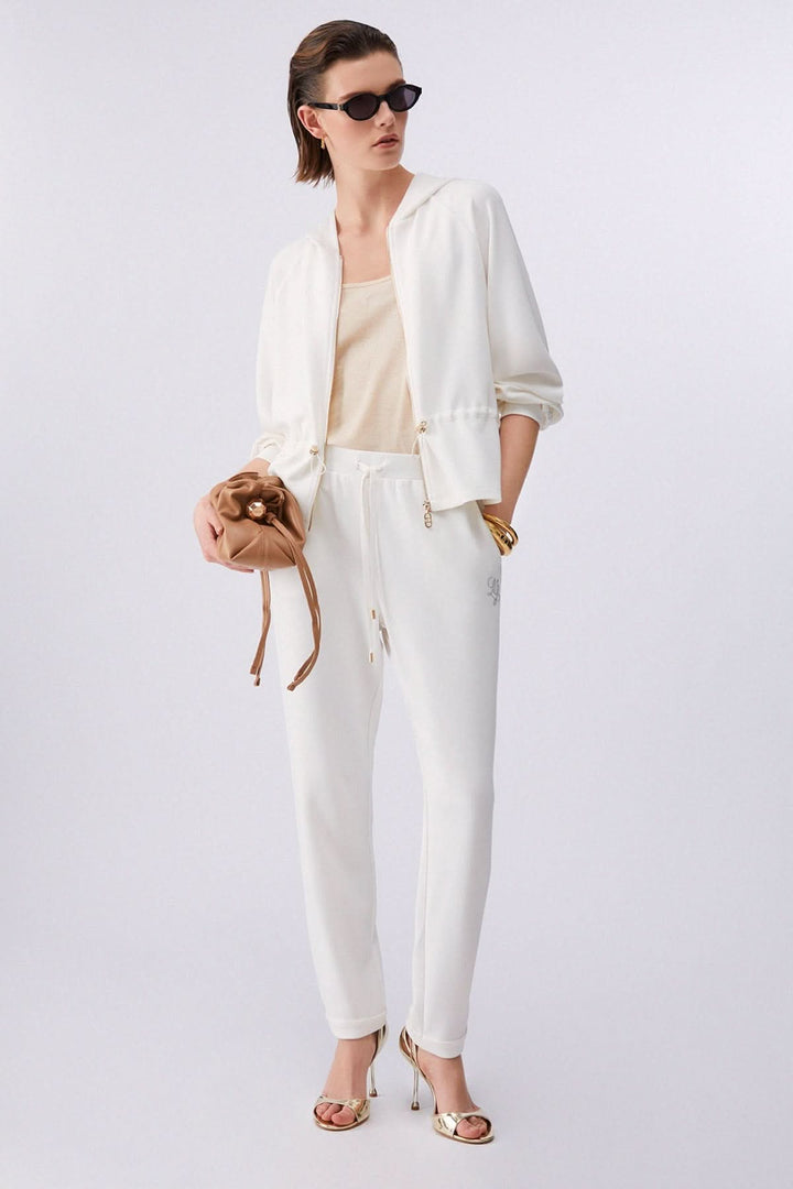 Femme en ensemble blanc moderne et élégant, veste légère à capuchon avec cordon ajustable, style décontracté pour la mi-saison.