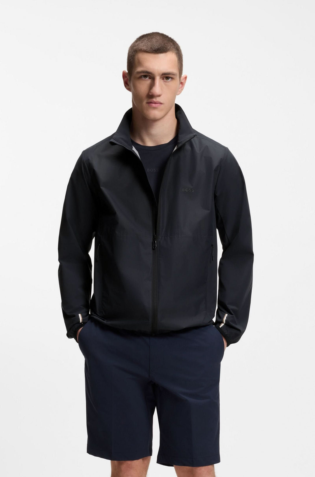 Homme en veste légère zippée à col montant, tenue décontractée, mode mi-saison élégante et moderne.
