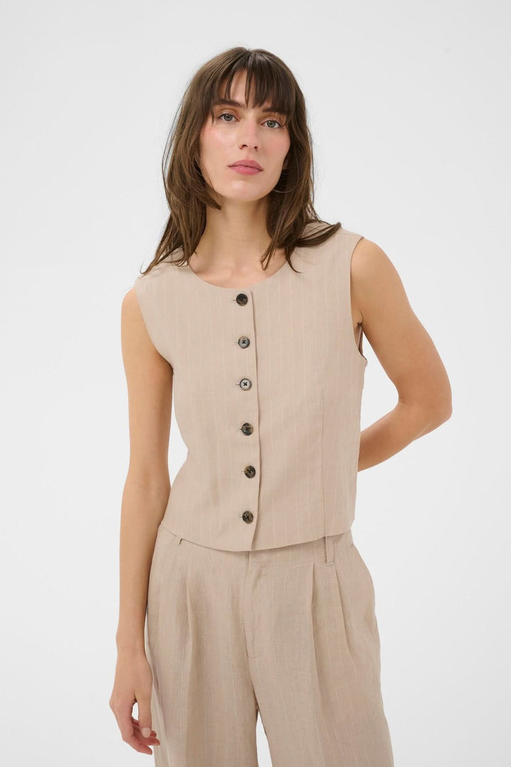 Veste sans manches Azania avec motif rayé vertical et fermeture boutonnée, idéale pour une tenue contemporaine élégante et structurée.