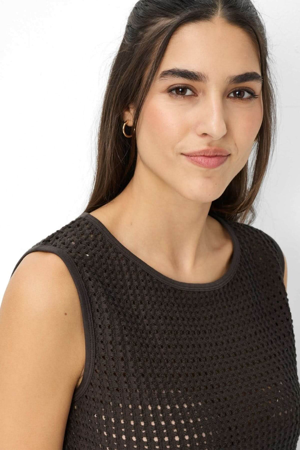 Femme portant la Veste sans manches ajouré INA en maille respirante, coupe droite et encolure ronde, idéale pour l'été.
