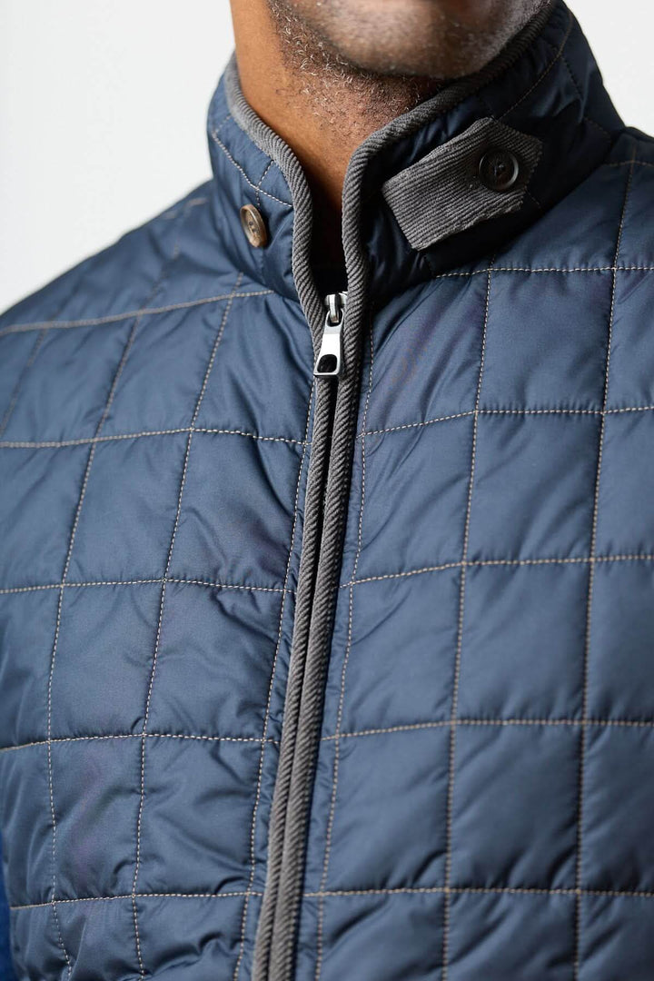Veste sans manches matelassée avec détails en velours côtelé pour un style élégant et texturé.