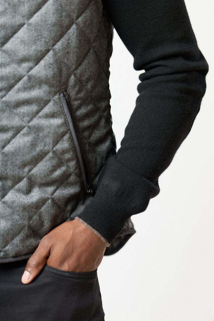 Veste sans manches matelassée en laine à motif chevrons, élégance italienne, texture matelassée, laine et coton, style urbain.