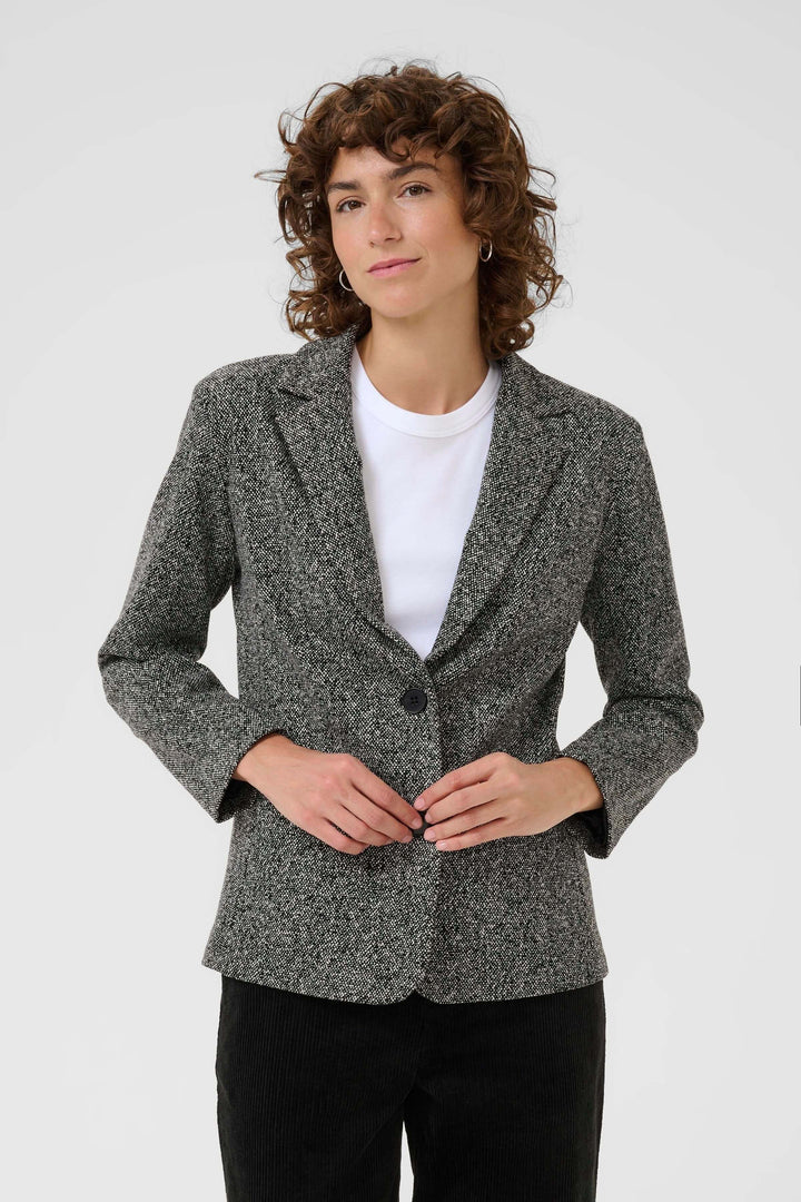 Femme portant le Veston Vineke gris texturé avec fermeture à un bouton et revers crantés classiques.