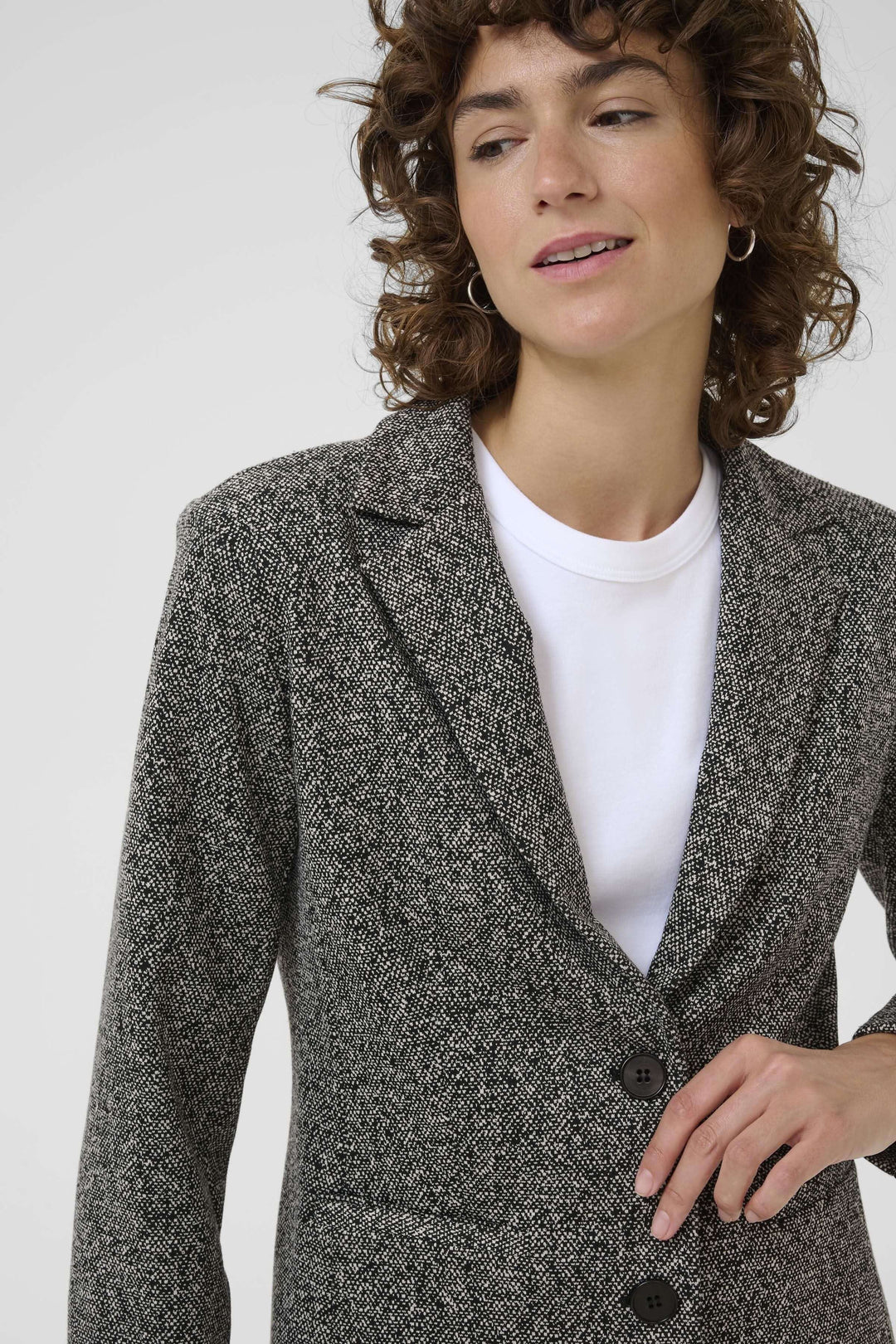 Veston Vineke en tissu texturé avec fermoir à un bouton, idéal pour un look élégant et polyvalent. Portez-le avec un jean ou un pantalon.