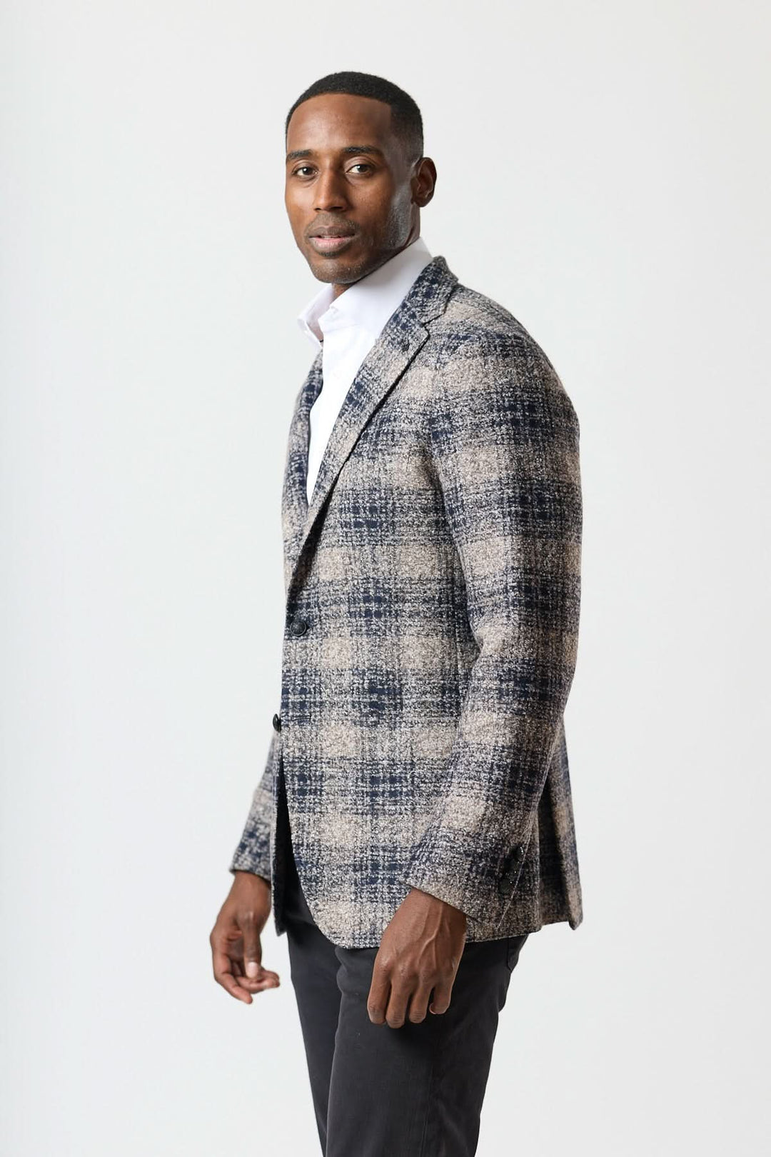 Homme portant le Veston à carreaux brossé deux boutons, semi-ajusté, tissu chaud et léger, avec chemise blanche, style urbain.
