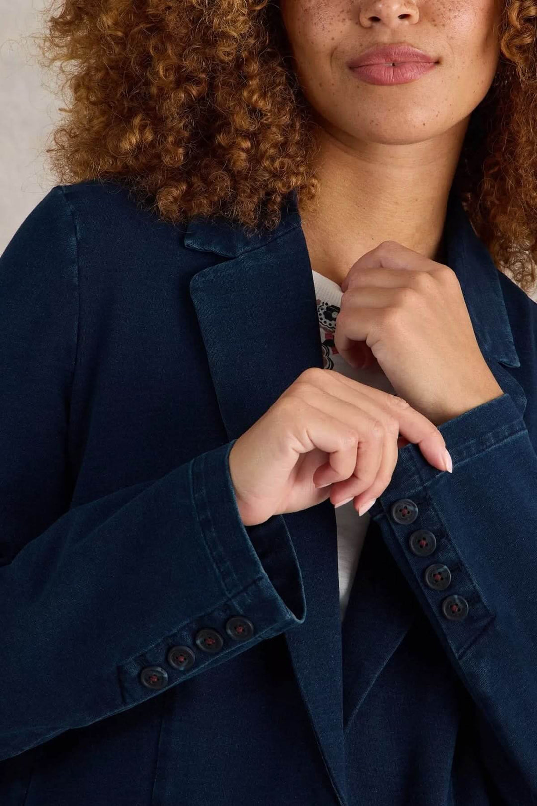 Veston décontracté en denim bleu avec col tailleur classique pour un look moderne et élégant. Coupe droite confortable et chic.