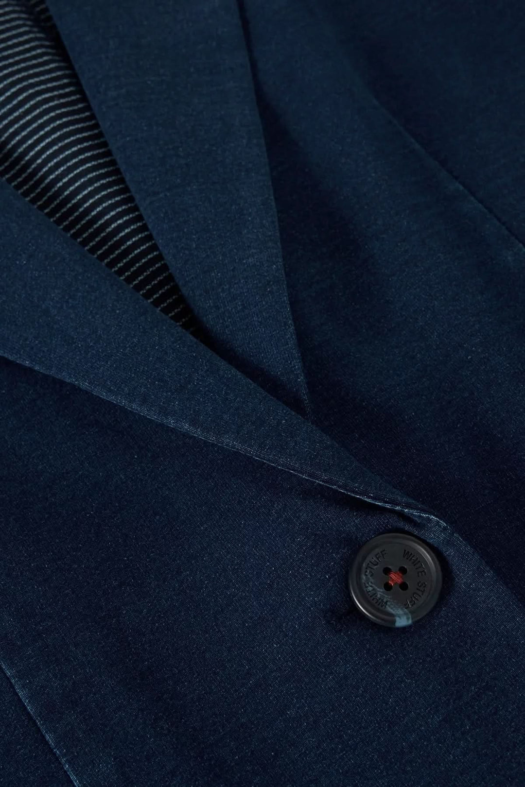 Veston décontracté en denim avec coupe droite et col tailleur, détail d&