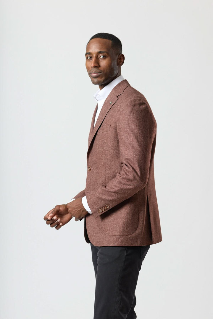Homme portant un veston déstructuré en flanelle deux boutons élégant, assorti à un pantalon, démontrant confort et style quotidien.