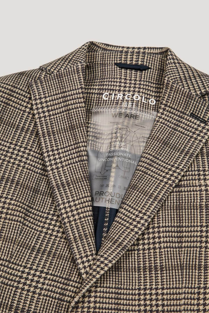 Veston à carreaux avec col à revers, doublure élégante et logo Circolo, style contemporain et raffiné.