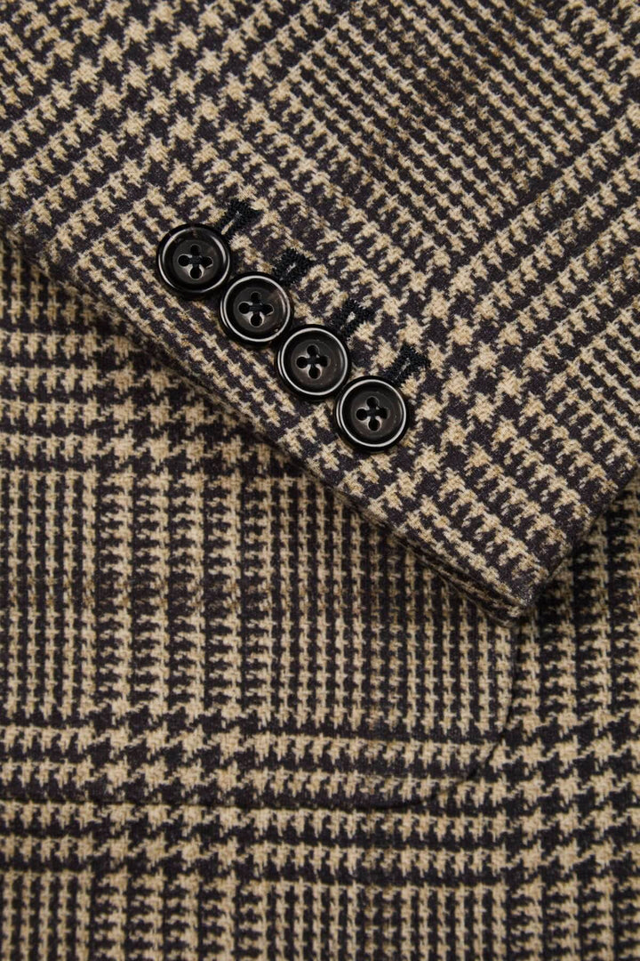 Détail des boutons du veston du Pays de Galles, motif checked en polaire élégante.