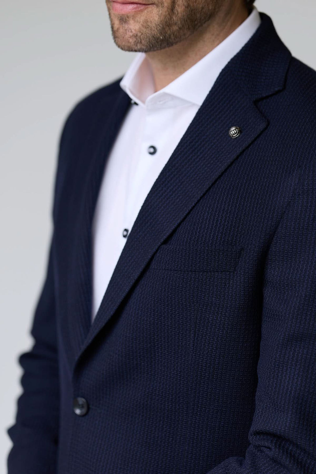 Veston en tricot structuré avec coupe semi-ajustée, pour un style élégant et décontracté, idéal sur chemise ou t-shirt blanc.