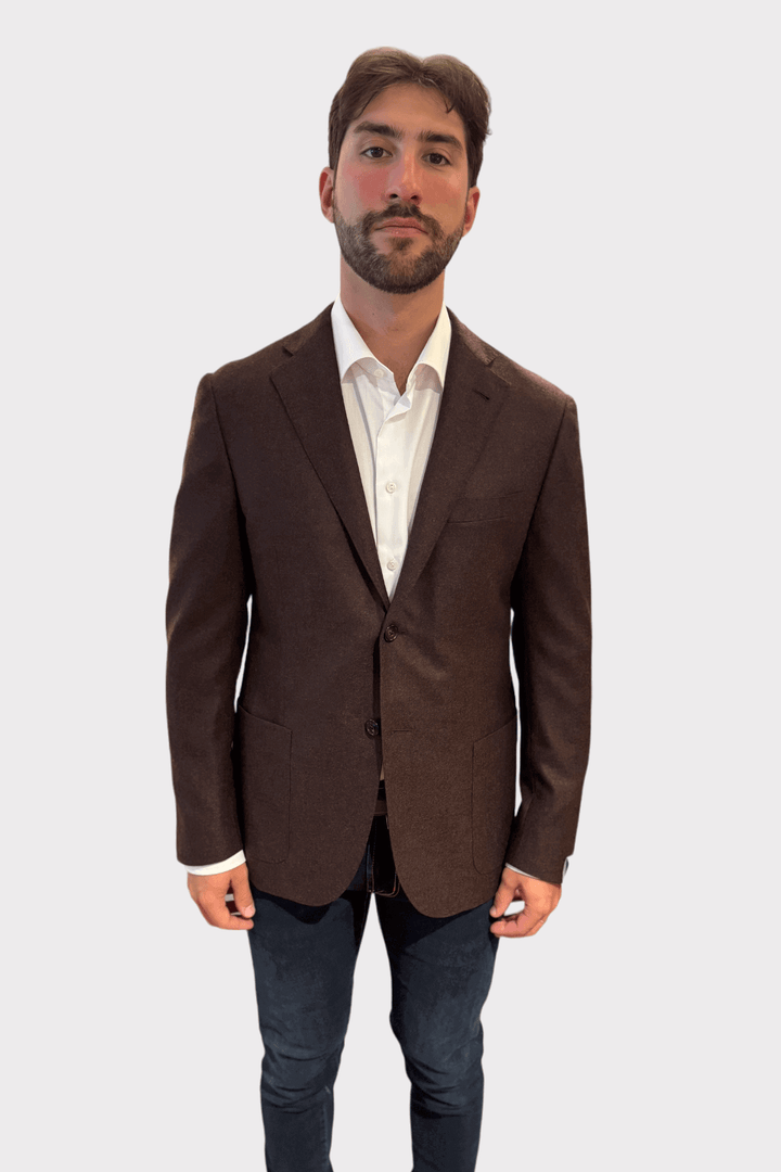 Homme portant un veston italien en cachemire bourgogne, élégant et sophistiqué, avec une chemise blanche.