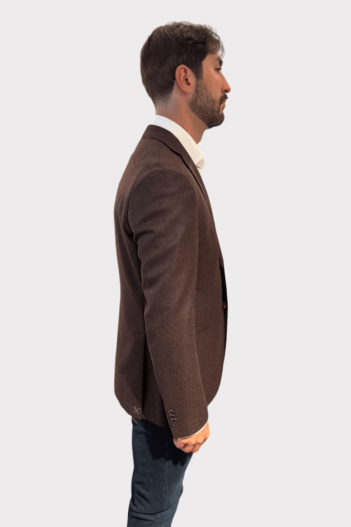 Veston italien en cachemire bourgogne, élégant et confortable, porté sur un homme en profil.